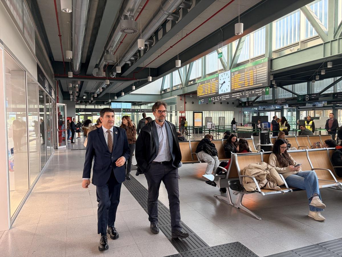 El delegado del Gobierno en A Coruña, Pedro Blanco, y el presidente de Renfe, Álvaro Fernández Heredia, este viernes en la Estación Intermodal de Santiago