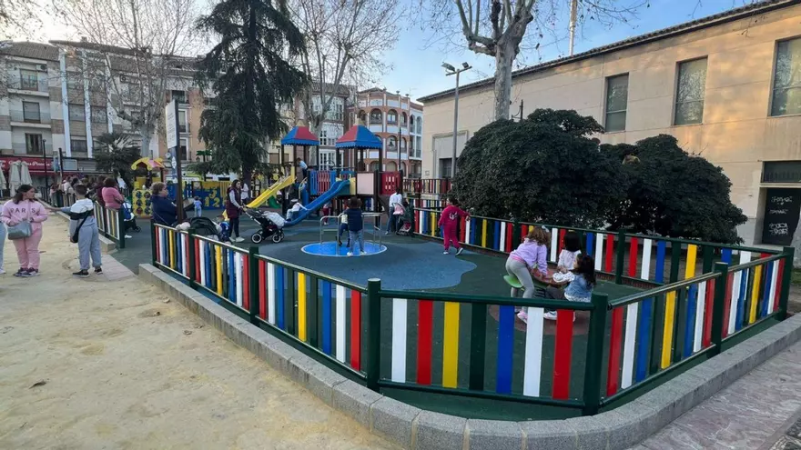 Comienza la renovación integral de las zonas infantiles de varios barrios de Lucena