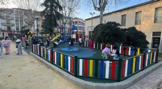 Comienza la renovación integral de las zonas infantiles de varios barrios de Lucena