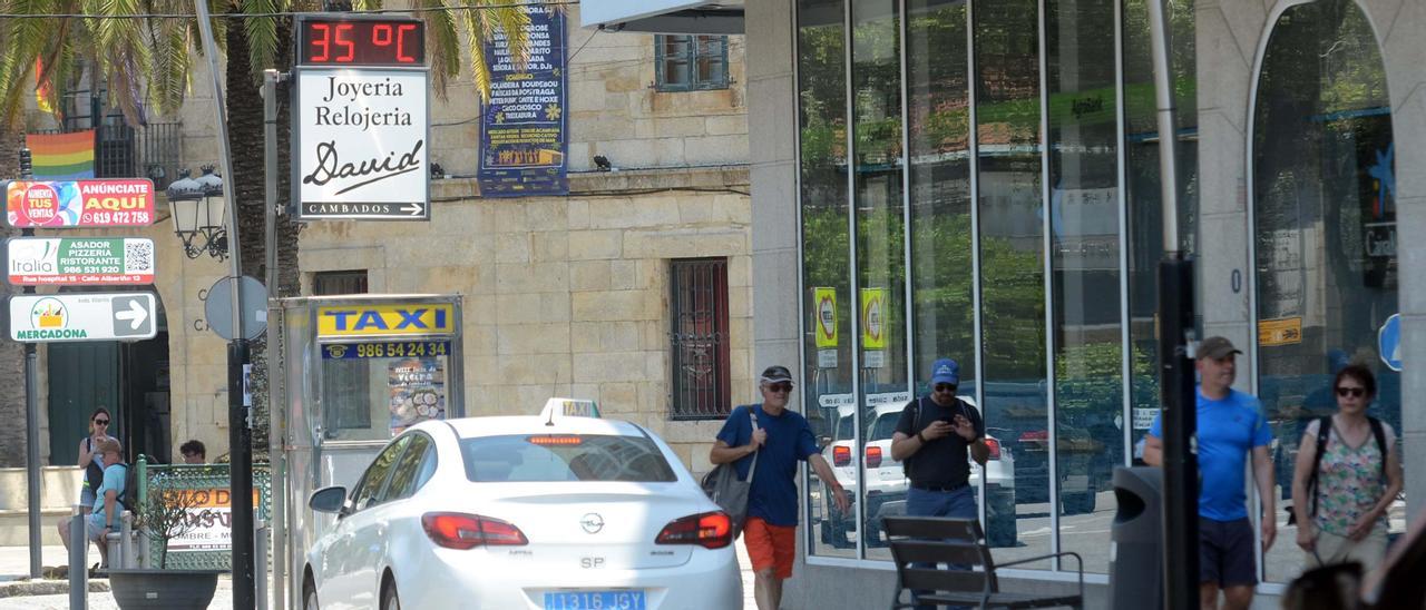 Un termómetro digital en la parada de taxis de Cambados