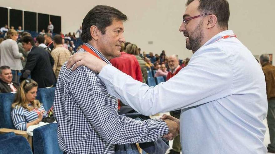 Javier Fernández y Adrián Barbón se saludan en el congreso de la FSA, el pasado domingo.