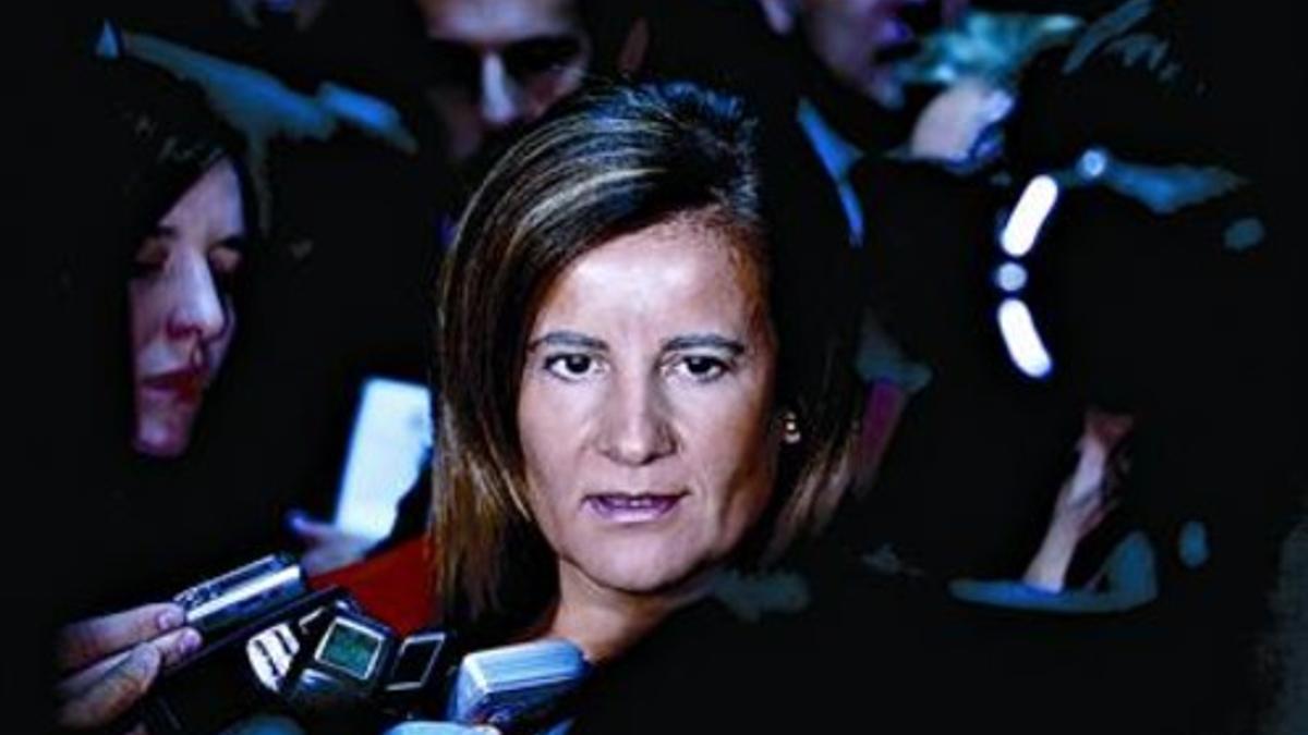 Báñez responde a los periodistas en el Congreso, tras participar en la comisión del Pacto de Toledo