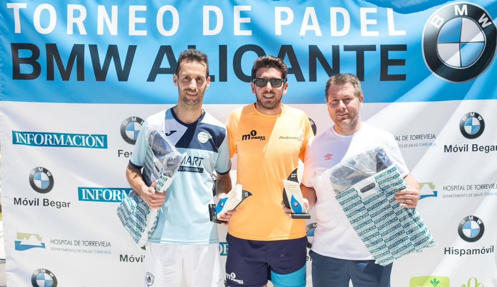 Campeones 4ª categoría masculina: Rubén Prieto y Miguel Ángel Cano. Entrega el premio Jesús Castro, de Padeltron Arena Alicante