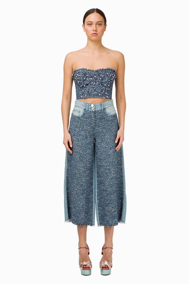 Conjunto de Elisabetta Franchi de top con perlas y pantalón denim.