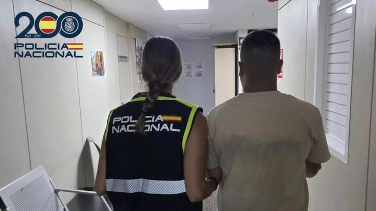 Eine Polizistin führt einen der Verdächtigen ab
