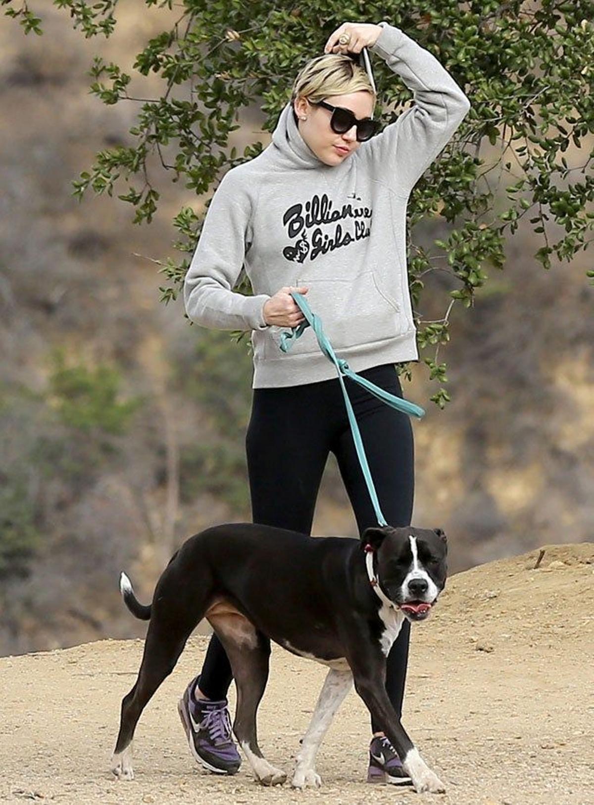 Miley Cyrus saca al perro en compañía de su padre