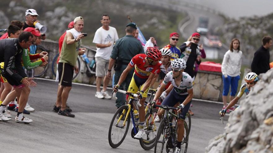 Valverde, Contador y Purito Rodríguez, en un momento de la subida a los Lagos en 2014