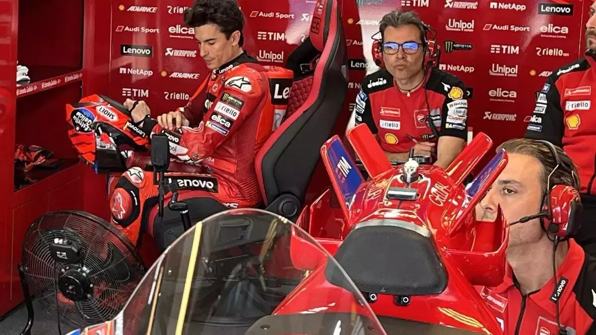 MotoGP sigui車 circulando a 350 kms/h. durante el apag車n