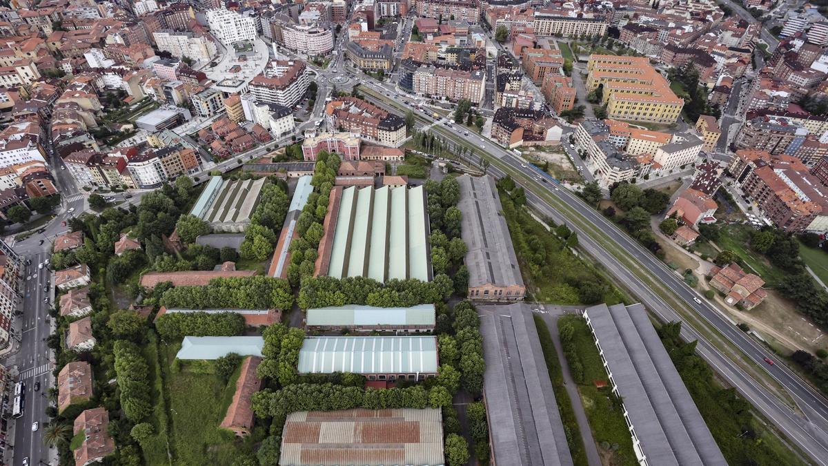 Una vista aérea de la fábrica de La Vega, en Oviedo.