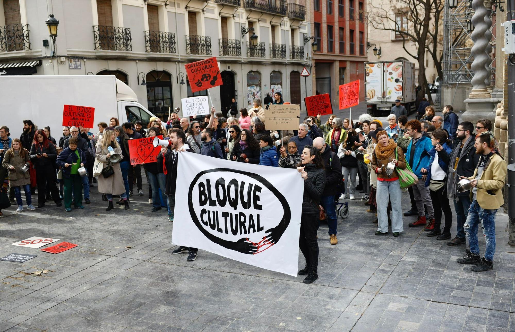 En imágenes | Cacerolada contra la política cultural del Ayuntamiento de Zaragoza