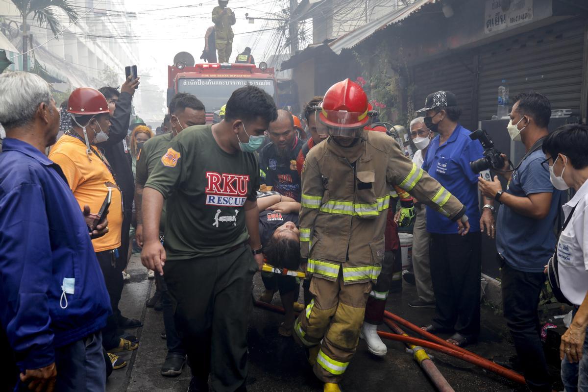 Un gran incendio destruye casas en una comunidad en el centro de Bangkok