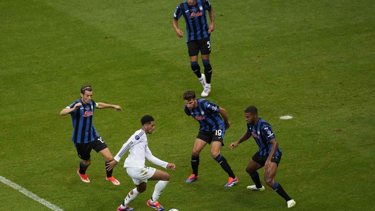 Jude Bellingham, jugador del Real Madrid, rodeado hasta de cuatro jugadores del Atalanta durante la final de la Supercopa.