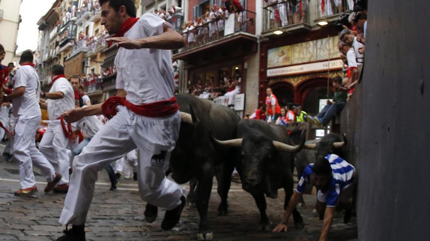 VÍDEO | Cinc ferits, dos per banya de toro, en el segon &quot;encierro&quot; dels Sanfermines