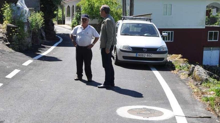 El alcalde Agustín Reguera (d.) en uno de los viales renovados. // FdV