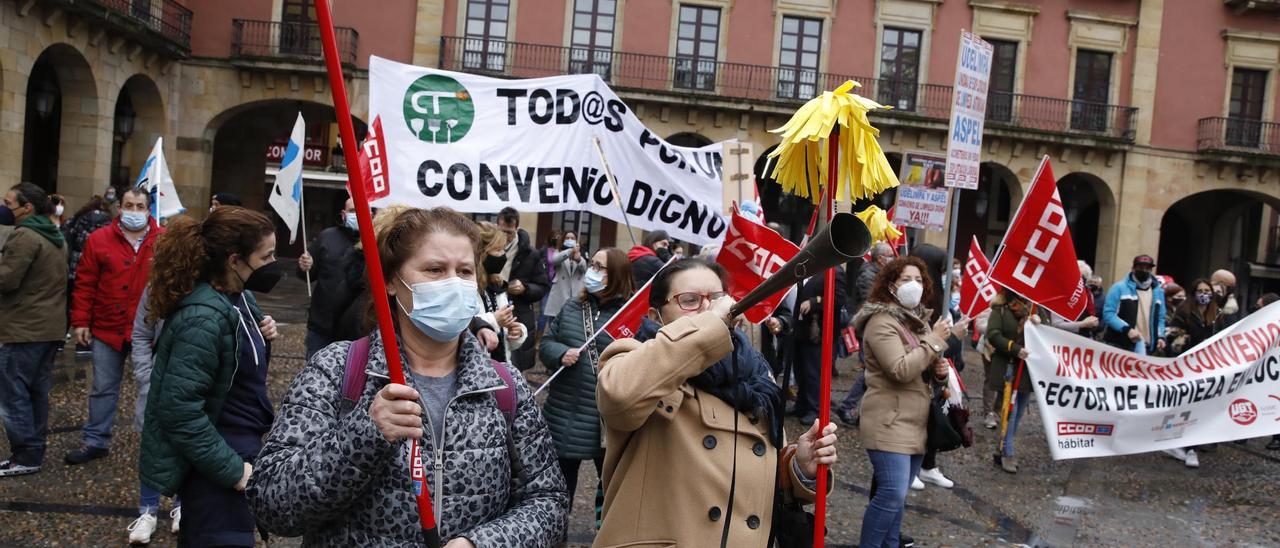 Concentración en Gijón reclamando el convenio de la limpieza