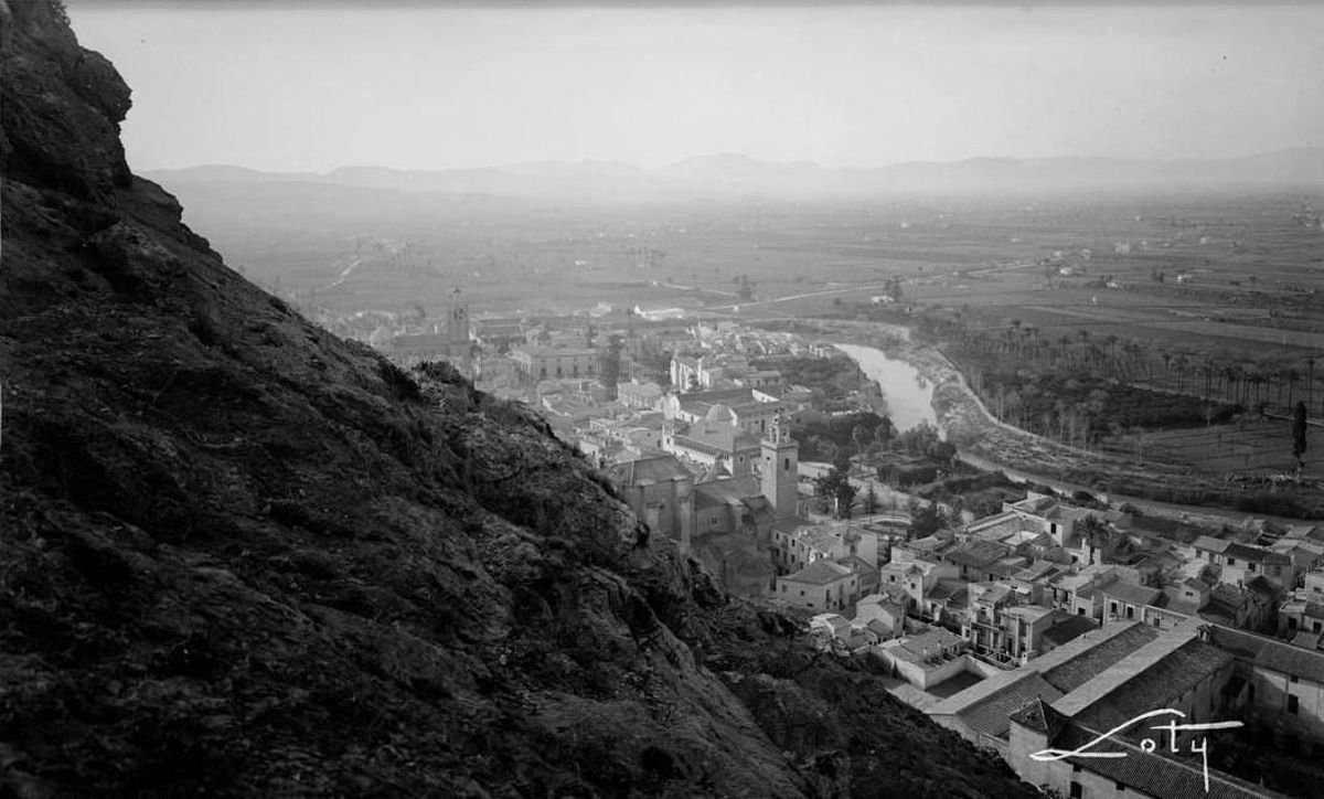 Vista aérea de la parroquia de Santiago en la primera mitad del siglo XX