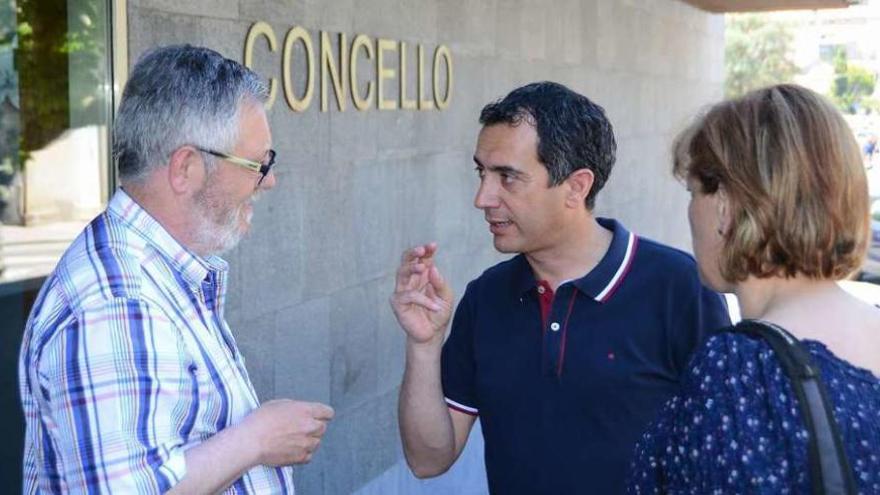 Xosé Manuel Pazos, con Rafa Soliño y Mercedes Giráldez. // Gonzalo Núñez