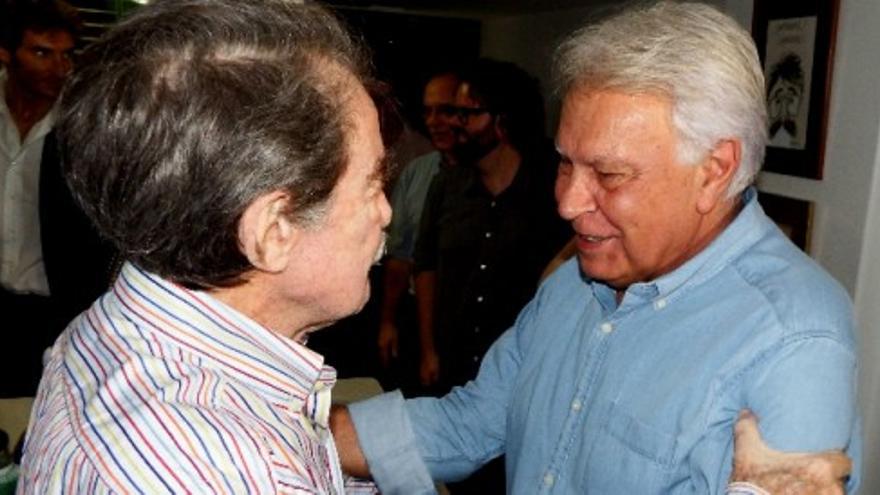Felipe González entrega el premio Ortega y Gasset a Teodoro Petkoff