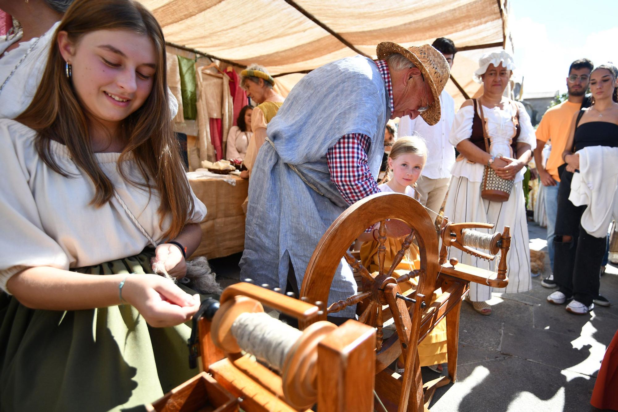 Cortesanos, bufones, damas y caballeros celebran el retorno de su señor: la Feira Franca anima Pontevedra