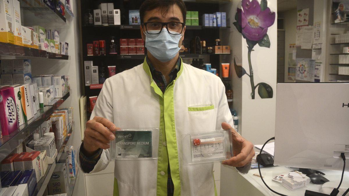 Un farmacéutico de la Farmacia Campolongo muestra el material necesario para el test de saliva.