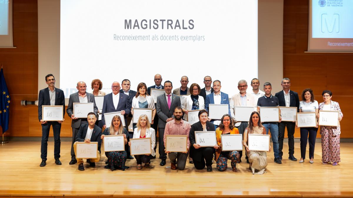 Los 25 docentes galardonados junto al rector de la UPV, José Capilla