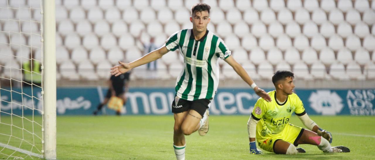 Luismi Redondo celebra un gol con el Córdoba CF en El Arcángel, la pasada temporada.