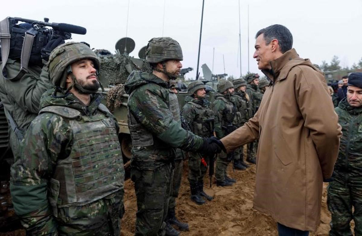 El presidente del Gobierno, Pedro Sánchez, charla con un soldado durante su visita a las tropas destacadas en la base militar de la OTAN en Ādaži, Letonia, este 8 de marzo de 2022.