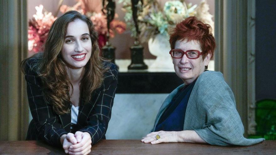 Cynthia Rinsky (derecha) obtuvo el Premio Herralde 2024 ‘ex aequo’ con Xita Rubert (izquierda). | ENRIC FONTCUBERTA / EFE