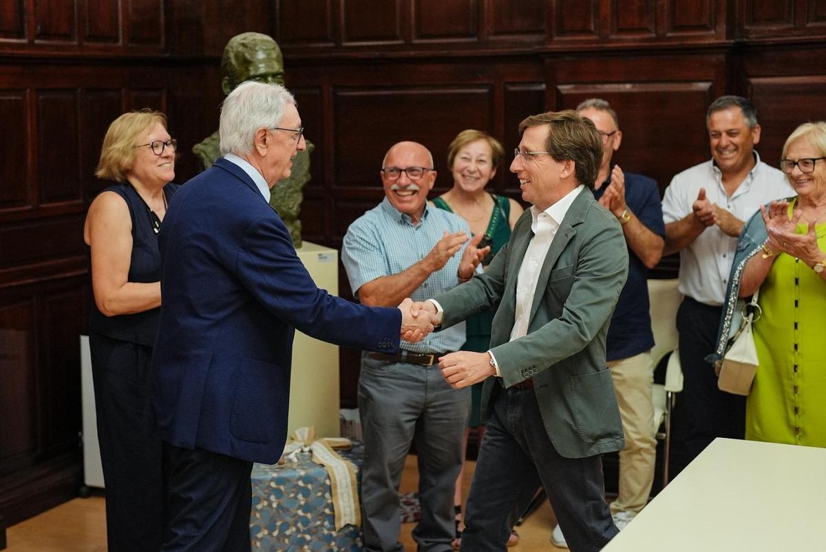 El Concello de Valga viajó a Madrid con su Belén Artesanal bajo el brazo para reunirse con Martínez-Almeida.