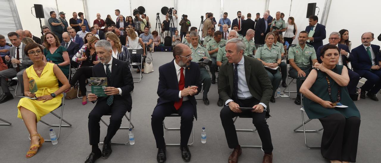 El presidente de Aragón, Javier Lambán, charla con el alcalde de Zaragoza y líder del PP, Jorge Azcón, este jueves, durante la visita a las obras de la nueva comandancia de la Guardia Civil, a la que ha asistido el ministro Marlaska.