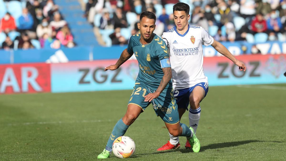 Jonathan Viera y Bermejo pugnan por un balón en el Zaragoza-Las Palmas de la pasada temporada.