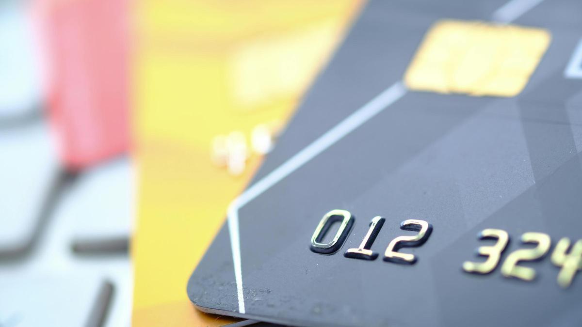 Targetas bancarias encima de un teclado de ordenador