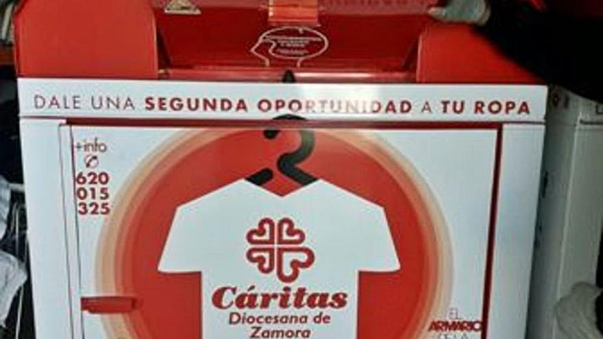 Uno de los contenedores de ropa y calzado usados. | E. P.