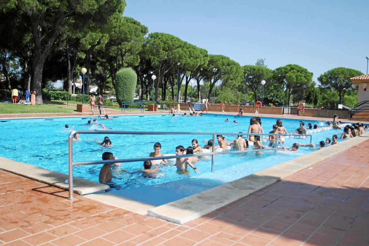 Niños en la piscina durante los campamentos de Cerro Muriano de una de las ediciones pasadas.