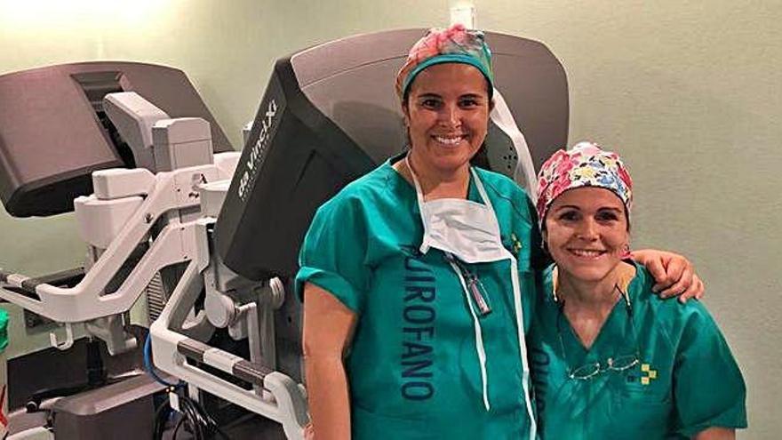 De izquierda a derecha, la doctora Cristina Roque y Eva Nogués, en el Hospital Universitario de Gran Canaria Doctor Negrín.