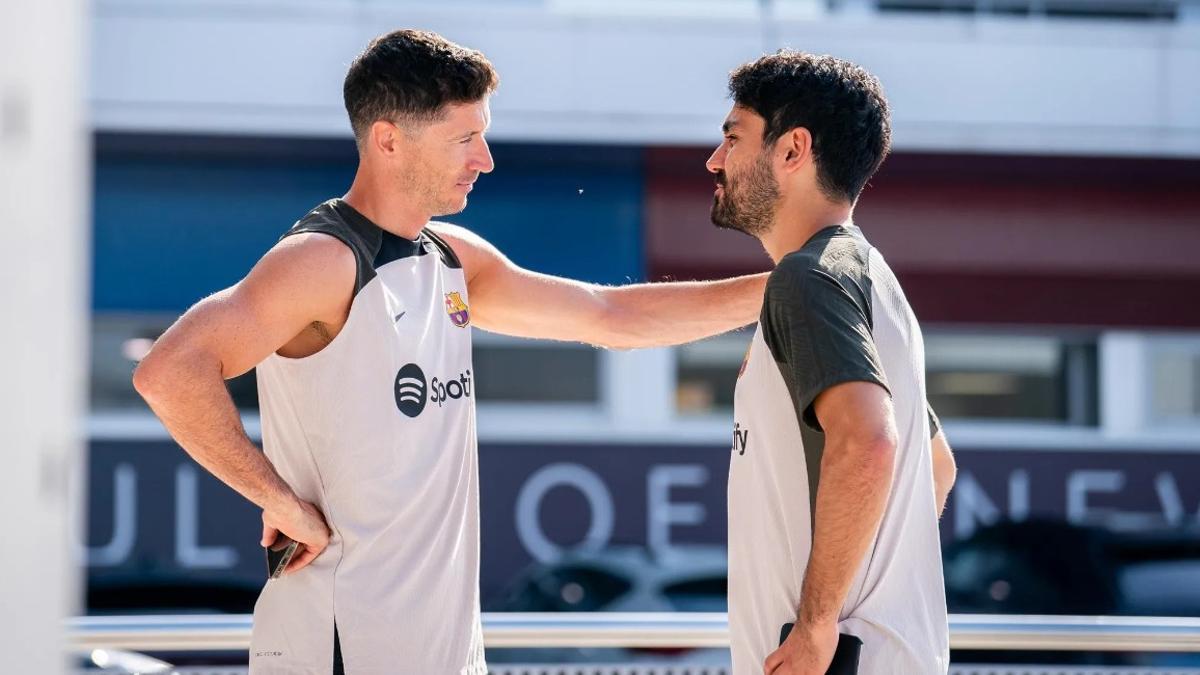 Lewandowski y Gündogan se saludan en la ciudad deportiva de Sant Joan Despí.