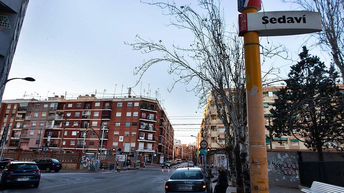 Un carrer de Sedaví, en primer pla, i, al fons, el municipi d’Alfafar, darrere de les vies del tren que divideixen els municipis. | LEVANTE-EMV