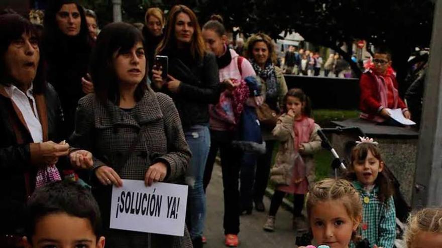 Alumnos y padres, durante la última protesta en Mieres.