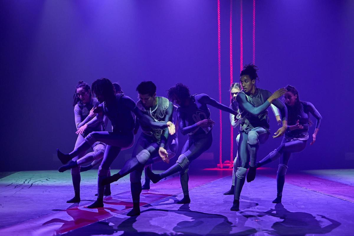 Los bailarines de Acosta Danza en un momento de Híbrido
