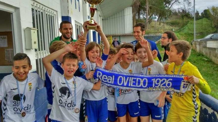 Los alevines, con Diego Cervero, tras ganar el año pasado.