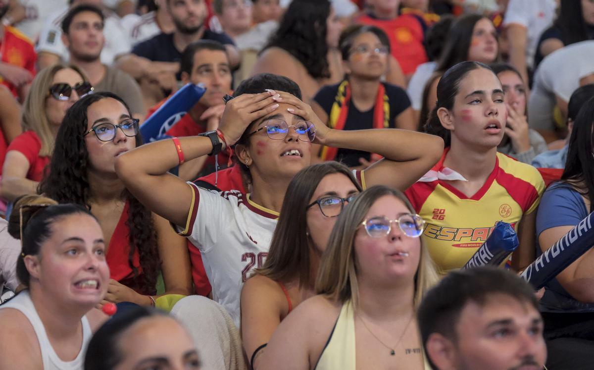Afición española viviendo el cruce de España-Portugal en el CC Los Alisios