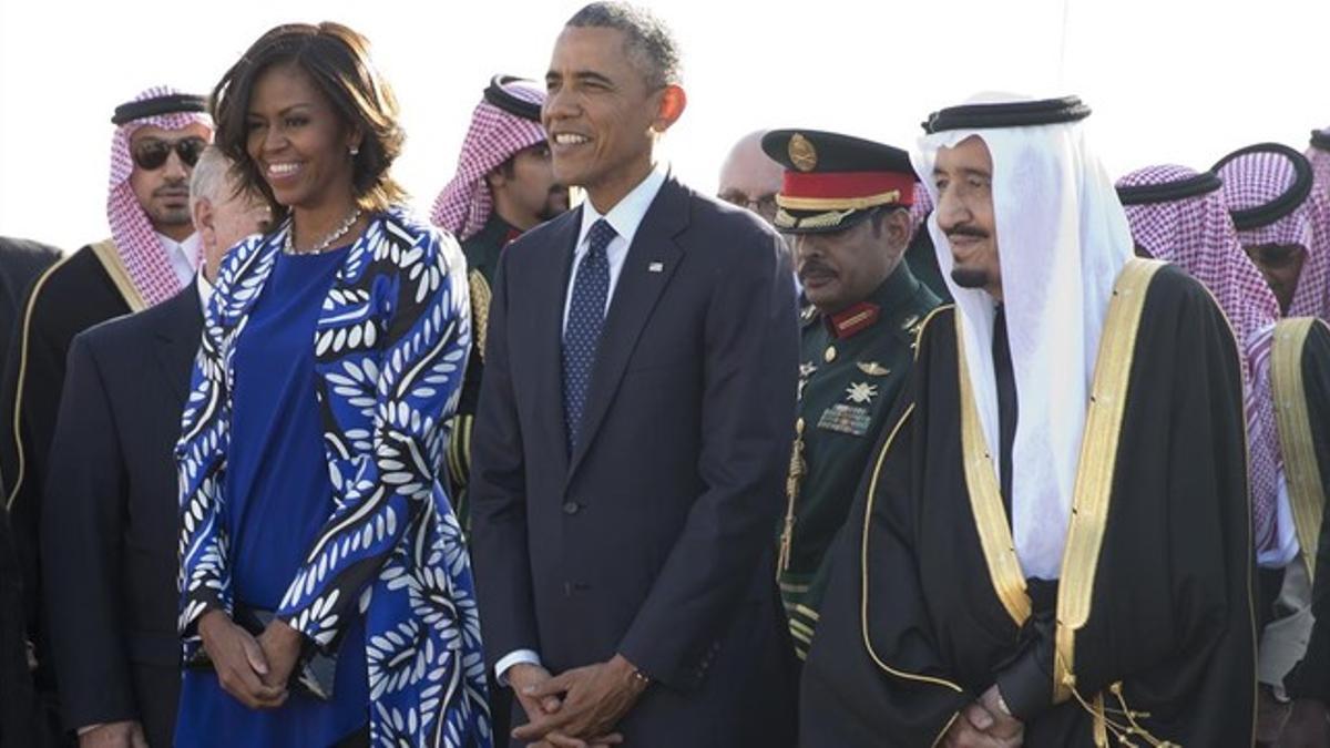 Michelle y Barack Obama, junto al flamante rey saudí, a su llegada a Riad, este martes.
