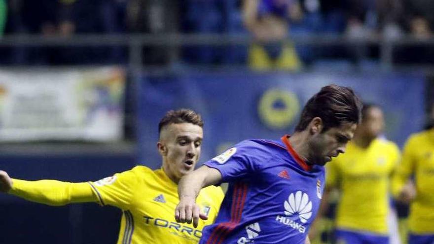 Verdés se lleva el balón perseguido por Salvi, el sábado en El Carranza.