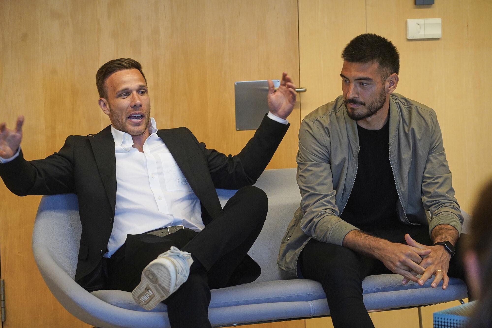 Girona seu Caixabank carrer de la Creu trobada Arthur Melo i Gazzaniga amb aficionats Meet and Green