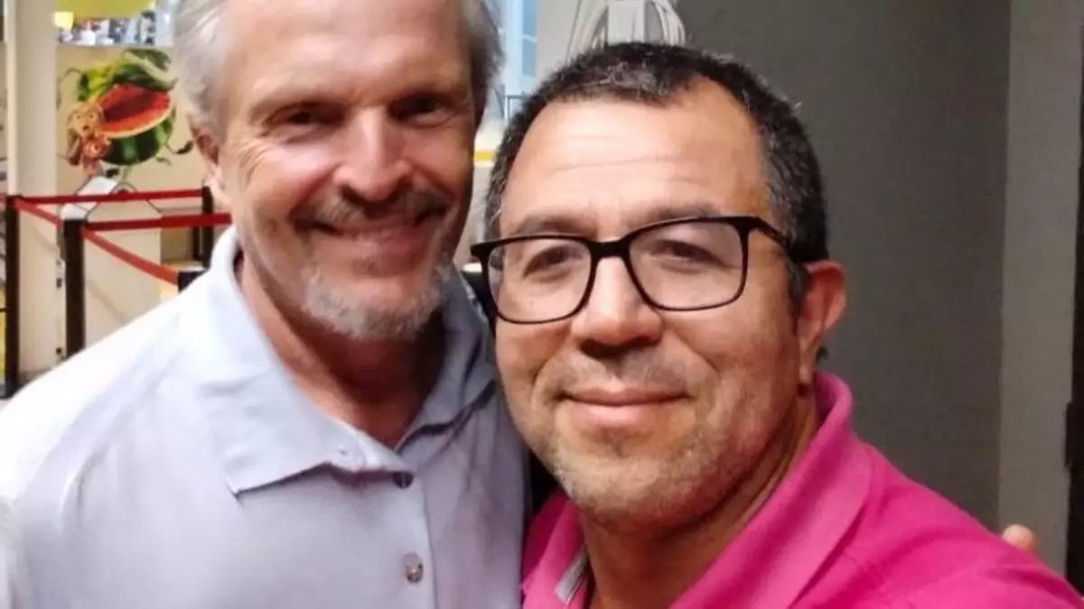 Miguel Bosé disfruta de unas vacaciones familiares en Mallorca entre paellas, cine y tranquilidad