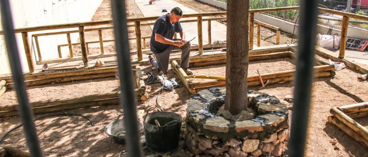 Obras de acondicionamiento en el patio de Horta Major.