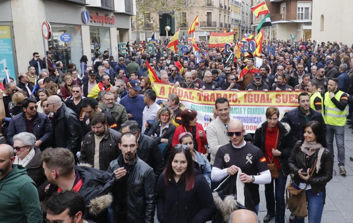 Miles de policías y guardias civiles se manifiestan por la equiparación salarial