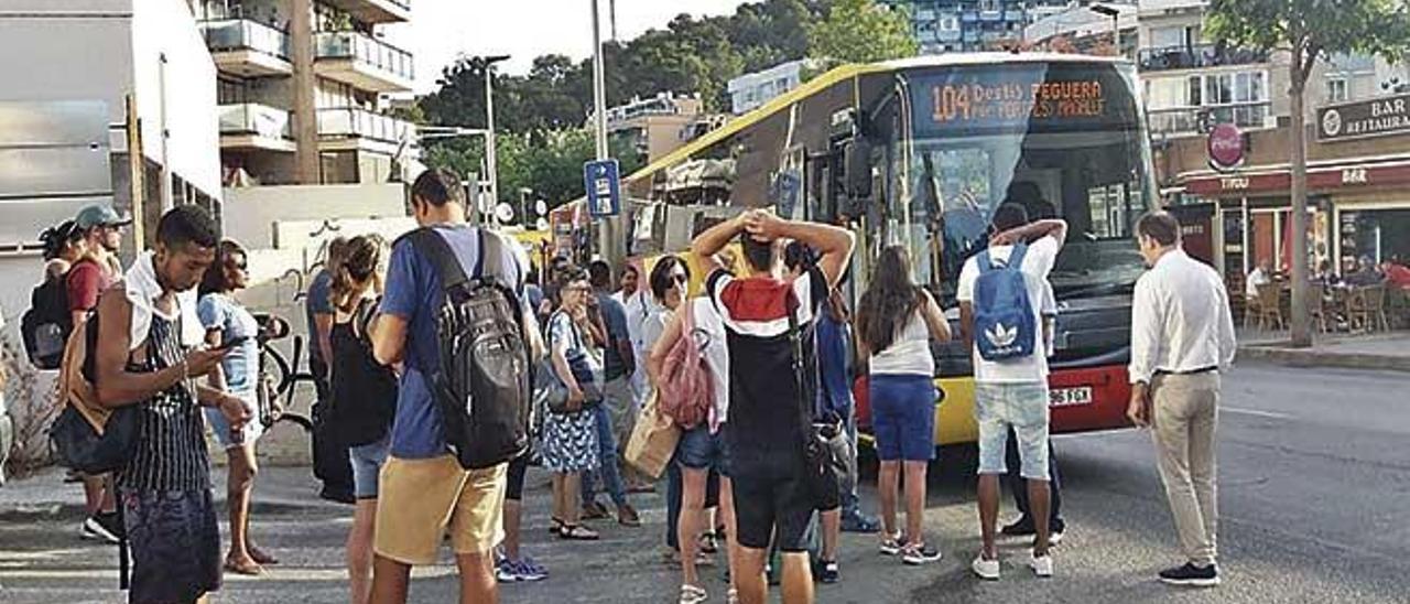 Imagen tomada ayer por una usuaria ante la averÃ­a registrada por uno de los autocares en Cala Major.