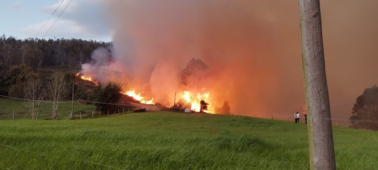 El fuego devora el monte de Santufirme, en Llanera