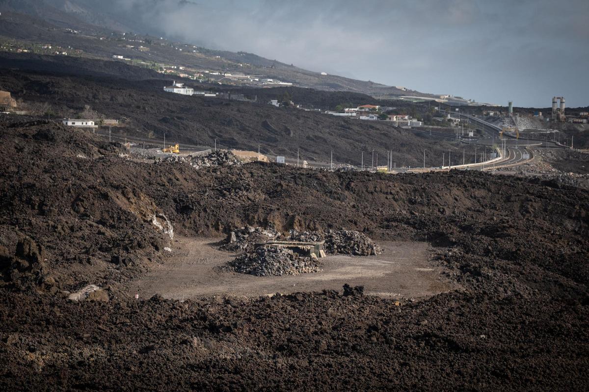 Panorámica de La Laguna, zona en la que maquinaria pesada trabaja sobre las coladas del volcán Tajogaite.